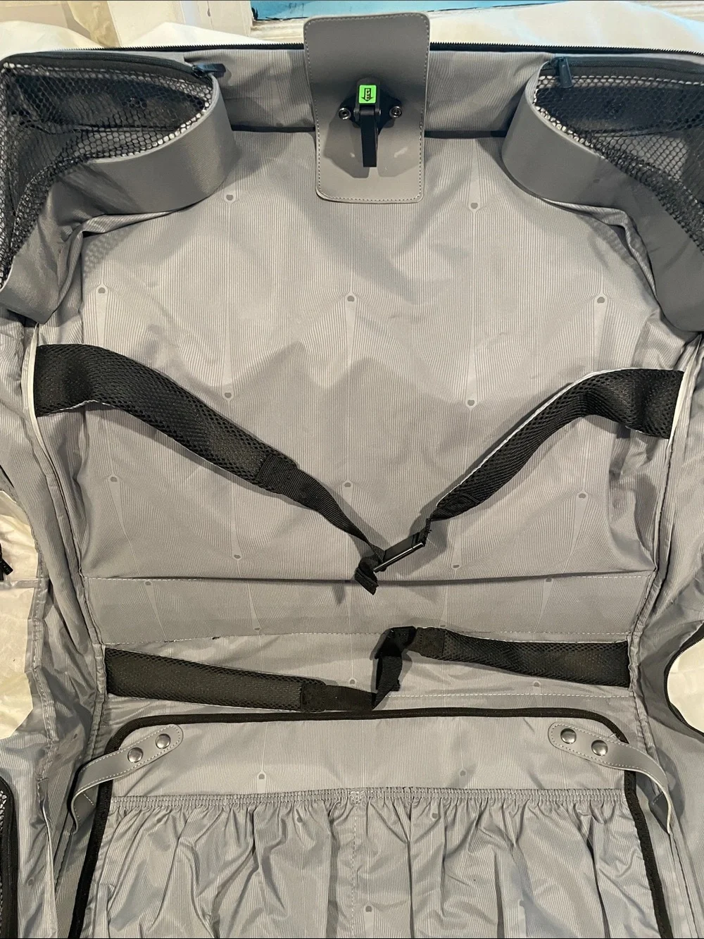 NWOT Delsey Paris Garment Gag W/ Tons of Storage B138